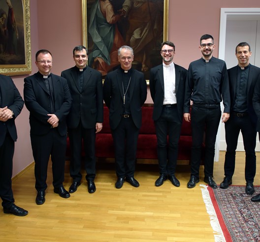 Nadbiskup Kutleša susreo se s đakonima uoči svećeničkog ređenja